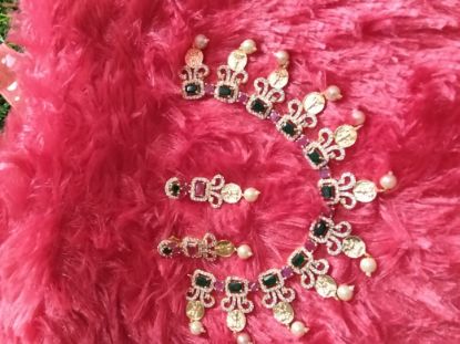 బాలికలు మరియు మహిళలకు తగిన పెండెంట్, నీలకంఠం మరియు చెవిపోగులు, సాంప్రదాయ ఆభరణాలు యొక్క చిత్రం