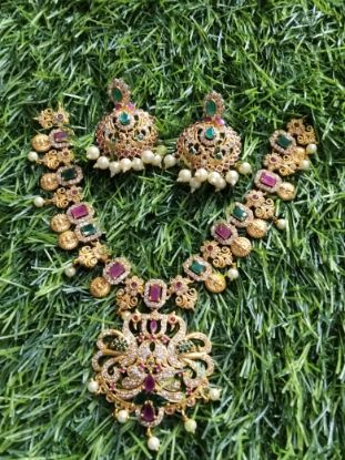 అమ్మాయిలు మరియు మహిళలకు చెవిపోగులతో కూడిన జడౌ కుందన్ నెక్లెస్ సెట్ యొక్క చిత్రం