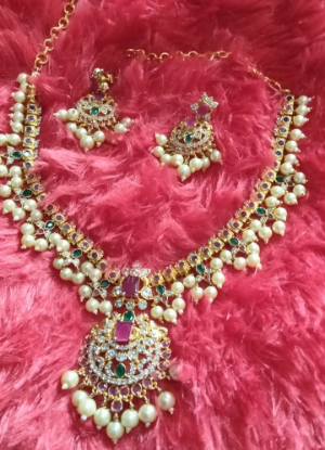 కుందన్ నెక్లెస్ మరియు చెవి రింగుల సెట్ యొక్క చిత్రం