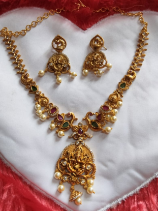 హిందూ దేవుడు గణేశుడు మరియు నెమలి డిజైన్, చెవిపోగులు సరిపోల్చడం ద్వారా నెక్లెస్‌ను పూర్తి చేసింది. యొక్క చిత్రం