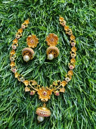 ఒక నెక్లెస్ మరియు ఒక జత చెవిపోగులతో కూడిన బంగారు రాతి ఆభరణాల సెట్ యొక్క చిత్రం