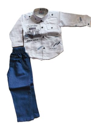 పిల్లల లేదా అబ్బాయిల చొక్కా మరియు జీన్స్ సెట్ లేదా అబ్బాయిల దుస్తుల సెట్. యొక్క చిత్రం