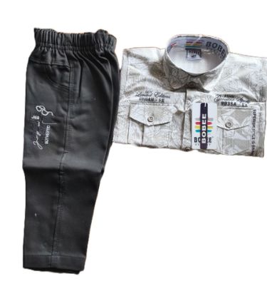 అబ్బాయిల దుస్తుల సెట్‌లో చొక్కా మరియు ప్యాంటు ఉంటాయి. యొక్క చిత్రం