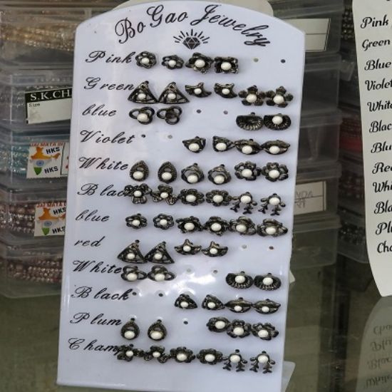 మెటల్ ముత్యాలు పొదిగిన చెవిపోగులు 1pc (స్టడ్స్) యొక్క చిత్రం