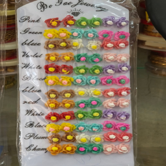 గులాబీ పెటల్ ఫ్లవర్ స్టడ్స్ (1PC) యొక్క చిత్రం