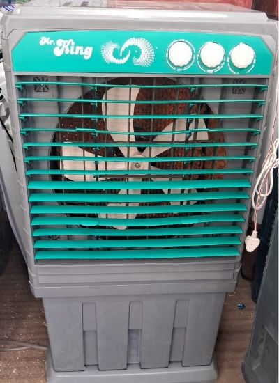 మిస్టర్ కింగ్ 120 లీటర్ల హై-కెపాసిటీ ఎవాపరేటివ్ ఎయిర్ కూలర్, శక్తివంతమైన కూలింగ్, శక్తి-సమర్థవంతమైన మోటార్, మల్టీ-స్పీడ్ ఫ్యాన్, పెద్ద వాటర్ ట్యాంక్ మరియు ఇళ్ళు మరియు కార్యాలయాల కోసం పోర్టబుల్ ఫ్రీస్టాండింగ్ డిజైన్. యొక్క చిత్రం