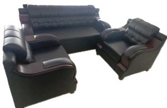 ఆధునిక లివింగ్ రూమ్ కోసం వుడ్ ఆర్మ్‌రెస్ట్ ఆకర్షణలతో, హై బ్యాక్ సపోర్ట్ మరియు టఫ్టెడ్ కుషన్ డిజైన్ కలిగిన లగ్జరీ 3+1+1 బ్లాక్ లెదరెట్ సోఫా సెట్ యొక్క చిత్రం