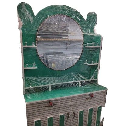 3 అడుగుల ఆధునిక గ్రీన్ మరియు వైట్ డ్రెస్సింగ్ టేబుల్, దీనికి అలంకరించిన ఓవల్ అద్దం ఉంది, రెండు వైపులా పలు అంచెలలో అమర్చిన షెల్ఫ్‌లు, మరియు అడుగు భాగంలో రెండు డ్రాలు, అలాగే రెండు క్యాబినెట్ తలుపులు ఉన్నాయి. యొక్క చిత్రం