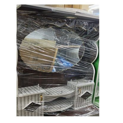 2.5 అడుగుల చెక్క డ్రెస్సింగ్ టేబుల్, పెద్ద గుండ్రని అద్దం, క్విల్టెడ్-శైలి బేస్ మరియు అంచెలలో అమర్చిన షెల్ఫ్‌లతో యొక్క చిత్రం