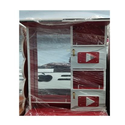 2 అడుగుల ఆధునిక డ్రెస్సింగ్ టేబుల్, దీనికి ఎరుపు మరియు తెలుపు రంగుల కలయిక, పూర్తి పొడవు అద్దం మరియు ఒక ప్రత్యేకమైన జ్యామితీయ డిజైన్‌తో కూడిన ఓపెన్ షెల్ఫ్‌లు ఉన్నాయి. యొక్క చిత్రం