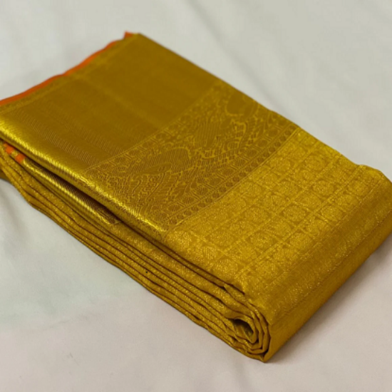 బంగారు జరీ దారంతో కాంచీపురం సిల్క్ చీర యొక్క చిత్రం