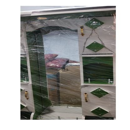 2.5 అడుగుల ఆధునిక డ్రెస్సింగ్ టేబుల్, చతురస్రాకారపు అద్దం, రెండు రంగుల ఆకుపచ్చ మరియు తెలుపు ఫినిషింగ్, మరియు బంగారు రంగు హ్యాండిల్స్‌తో కూడిన ప్రత్యేకమైన జ్యామితీయ డిజైన్. యొక్క చిత్రం