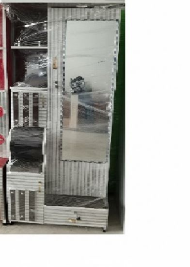 డ్రెస్సింగ్ టేబుల్ (2 అడుగులు) ఇంటిగ్రేటెడ్ డ్రెస్సింగ్ మిర్రర్‌తో కూడిన వార్డ్‌రోబ్ యూనిట్. యొక్క చిత్రం